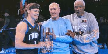 2024年NBA扣篮大赛落幕！冠军依旧冠军属于草根扣篮王麦克朗！
人家拿着发展联