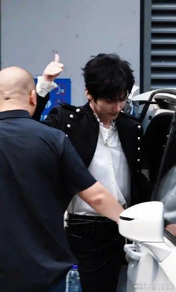 周柯宇宫廷风小王子造型周柯宇hi6小王子造型整套复古剪裁的穿搭搭配细腻考究的配饰