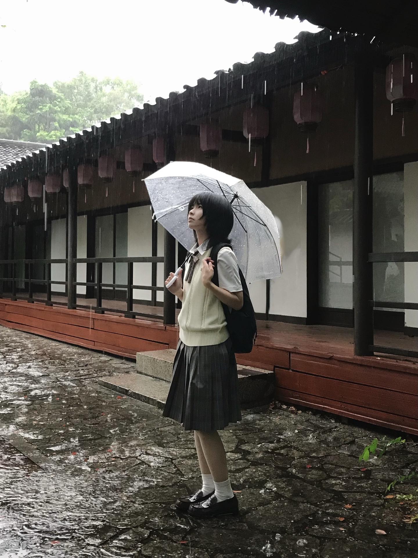 雨。