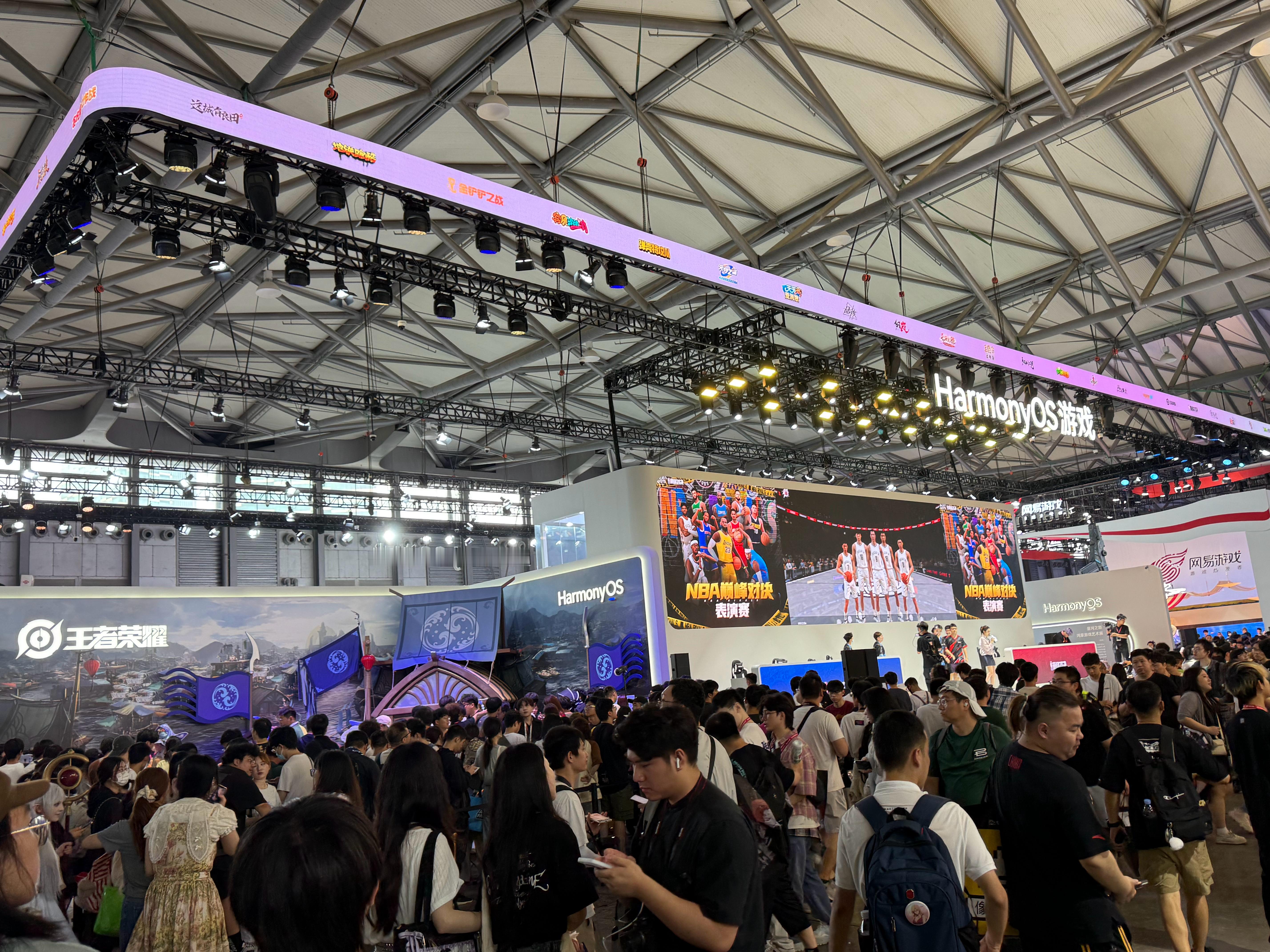得亏我chinajoy去的早，HarmonyOS游戏有个很大的展区，拉了一堆游戏