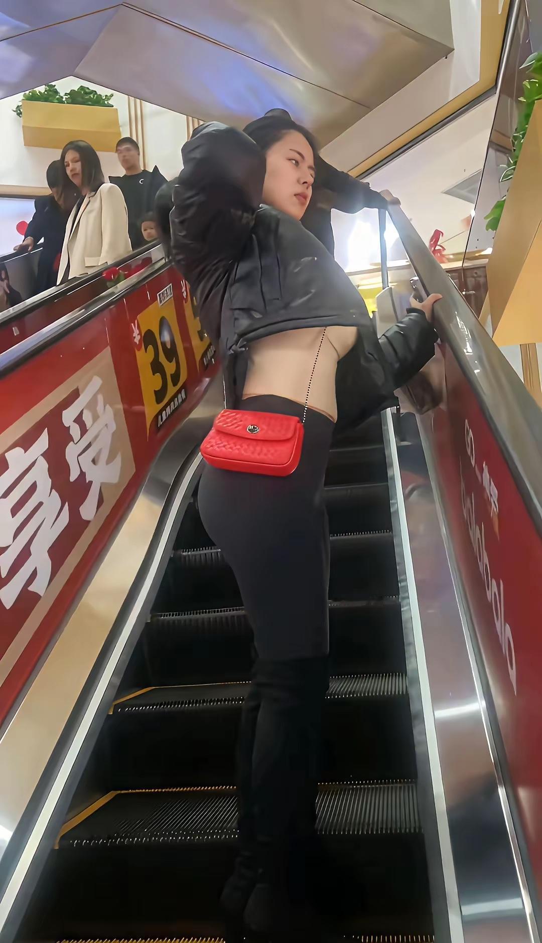 去年我在杭州一家新开的“红袖书苑”里，把《陶庵梦忆》塞进汉服袖口，袖口沾了鹅梨帐