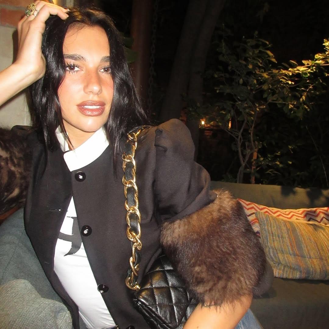 据统计，Dua Lipa 前两张专辑的折算销量均在 2000 万上下，然而最新专