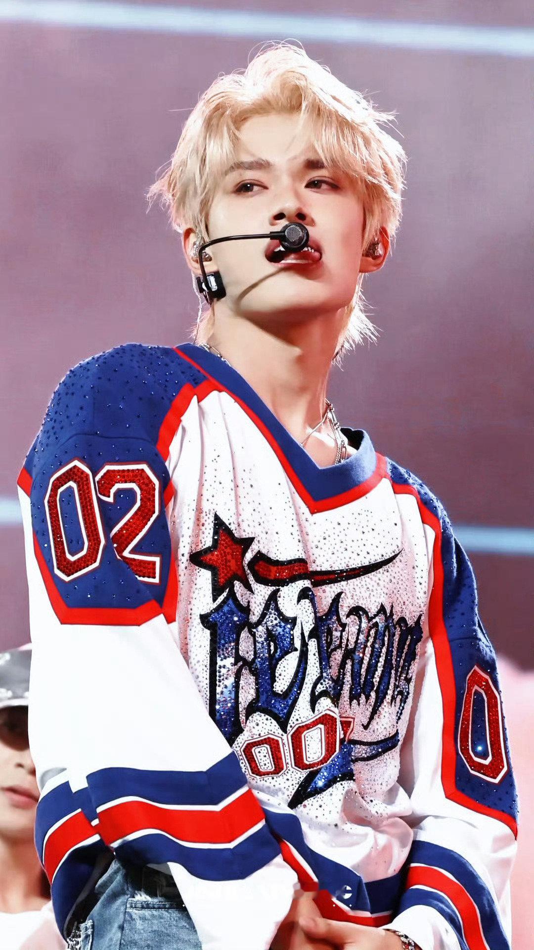 张极做这个动作啥意思 张极C位烧舞dangerous 谁被张极C位烧舞帅晕了！d