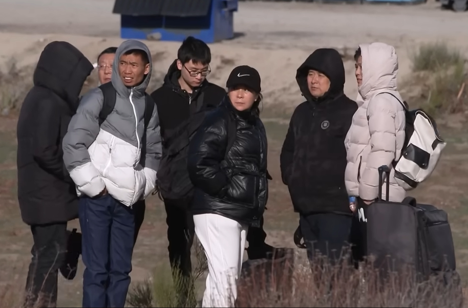 这是美国新闻60分里，来自中国的走线润人的图像，当地的美国人说，这些人拖着拉杆箱