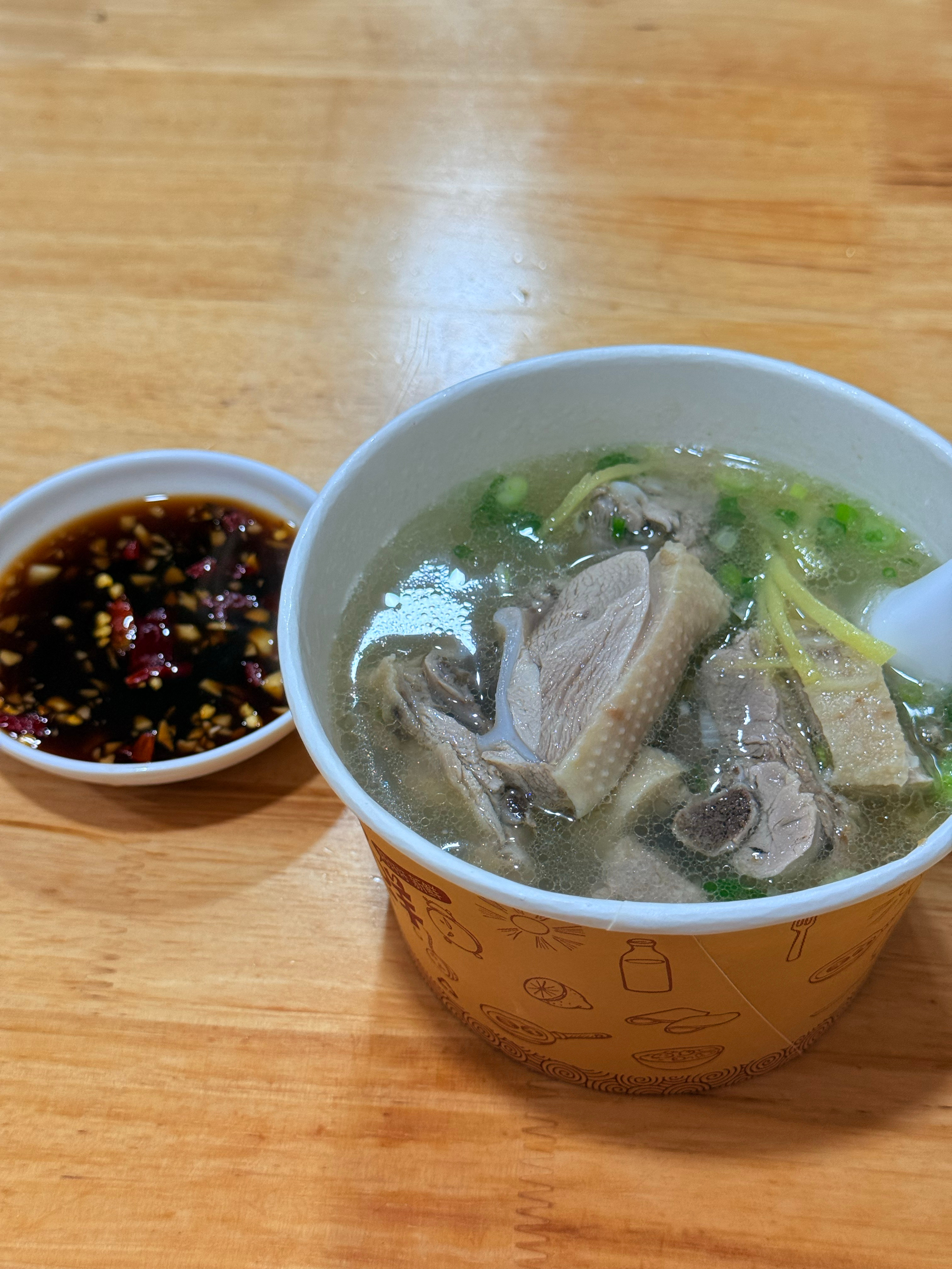 忙完出来觅食，来一碗冬粉鸭舒服😋今天A股开盘，春节机器人很火，但是我真心不建议