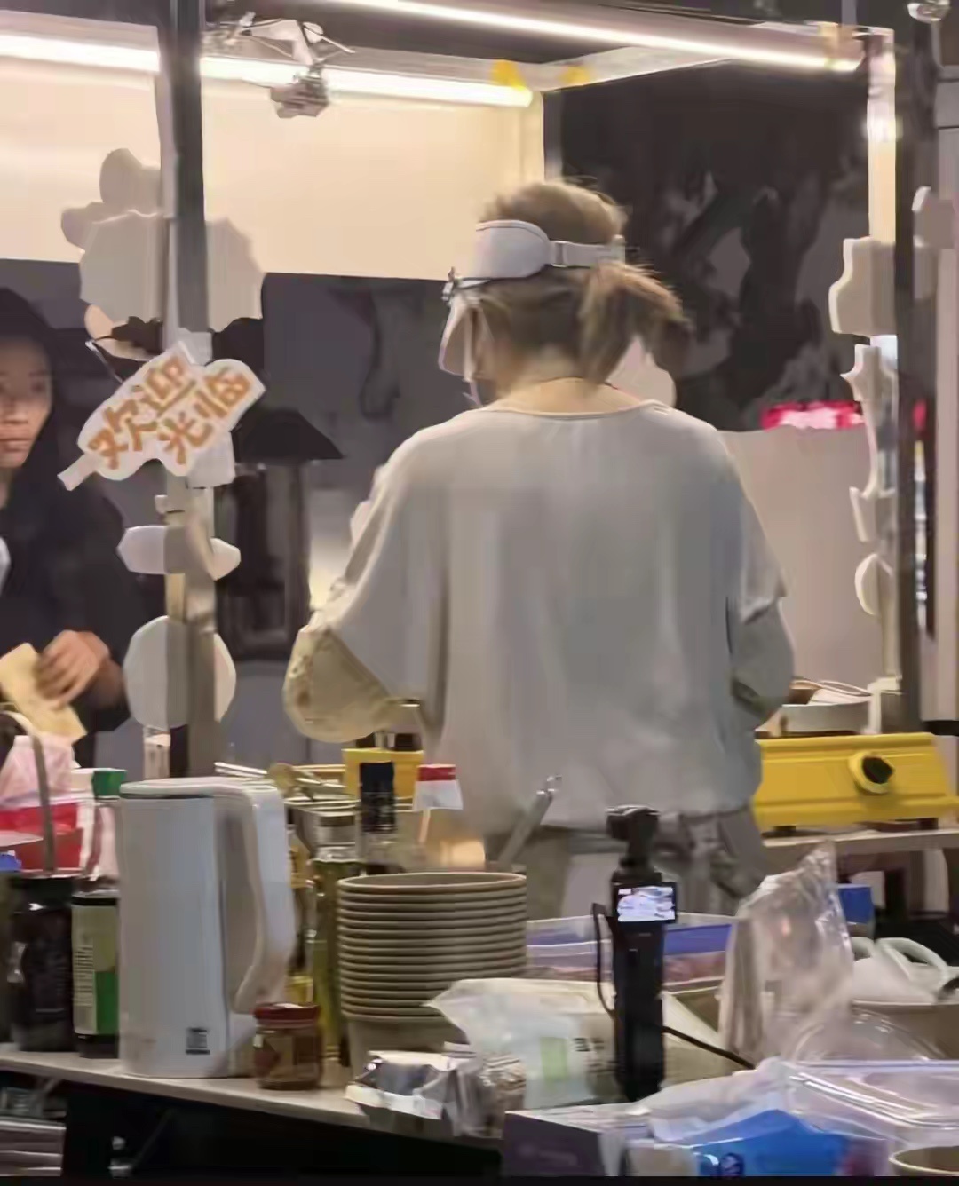 好意外！赵露思在海南摆摊做烘焙蛋糕，被路人偶遇后大大方方合照 