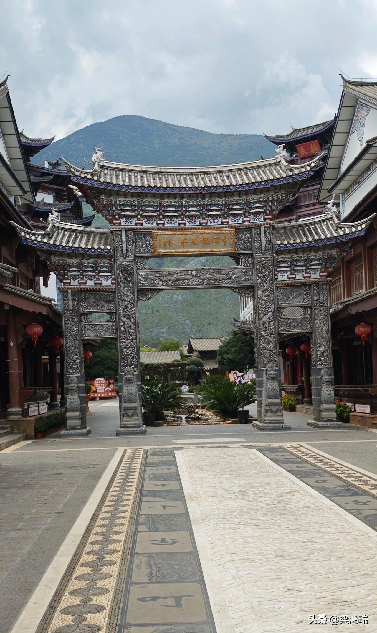 照片中这座雕龙画凤、气势恢宏的“中国银器第一村”牌坊，用2.8吨纯银打造的说法是