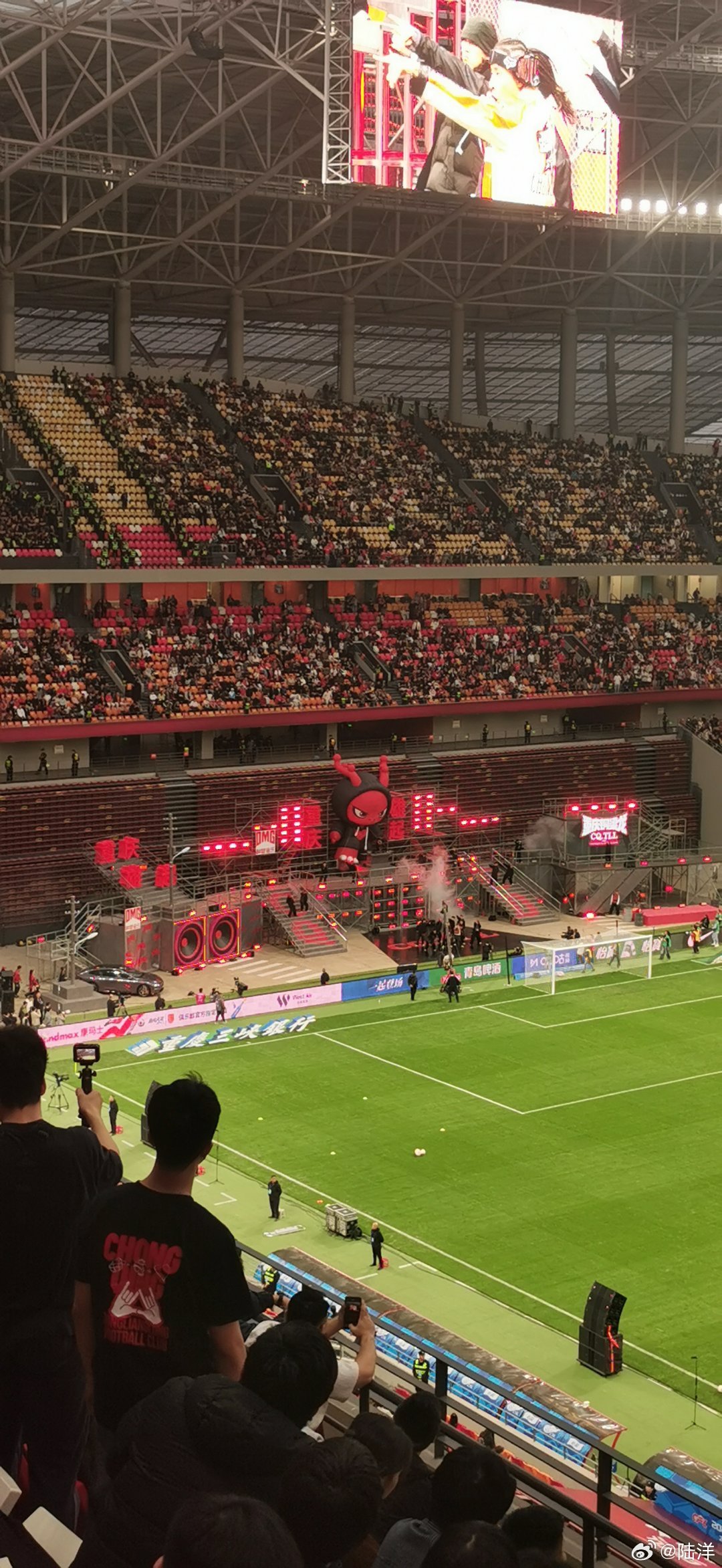 重庆铜梁龙vs成都蓉城 坐定准备看热闹气氛还是很可以的，开赛前一小时已经折腾起来