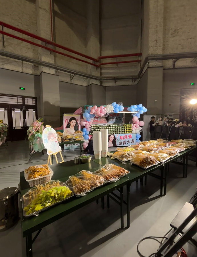 王楚然原来是这个chuan 王楚然又美又宠粉是吧！淄博来的“撒饭女神”请粉丝炫串