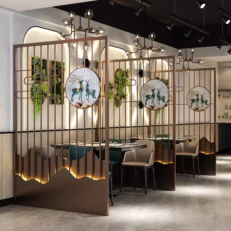 前几天去一家餐馆吃饭，老板用屏风把室内空间隔断，原本过于开放的环境，一下子能藏风