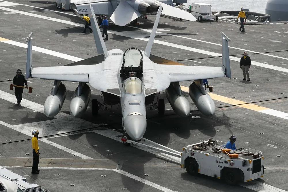 美国海军水手们在航空母舰亚伯拉罕·林肯号（CVN 72）的飞行甲板上运输一架隶属