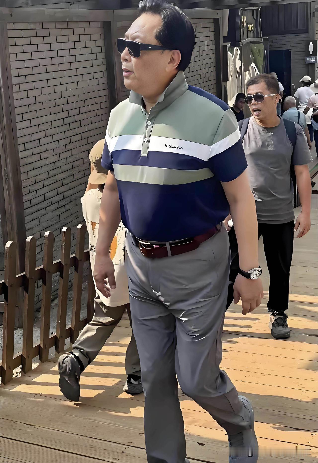 这些男演员老了之后都是上半身发福的严重，但下半身的腿部比较细，这是怎么一个情况的