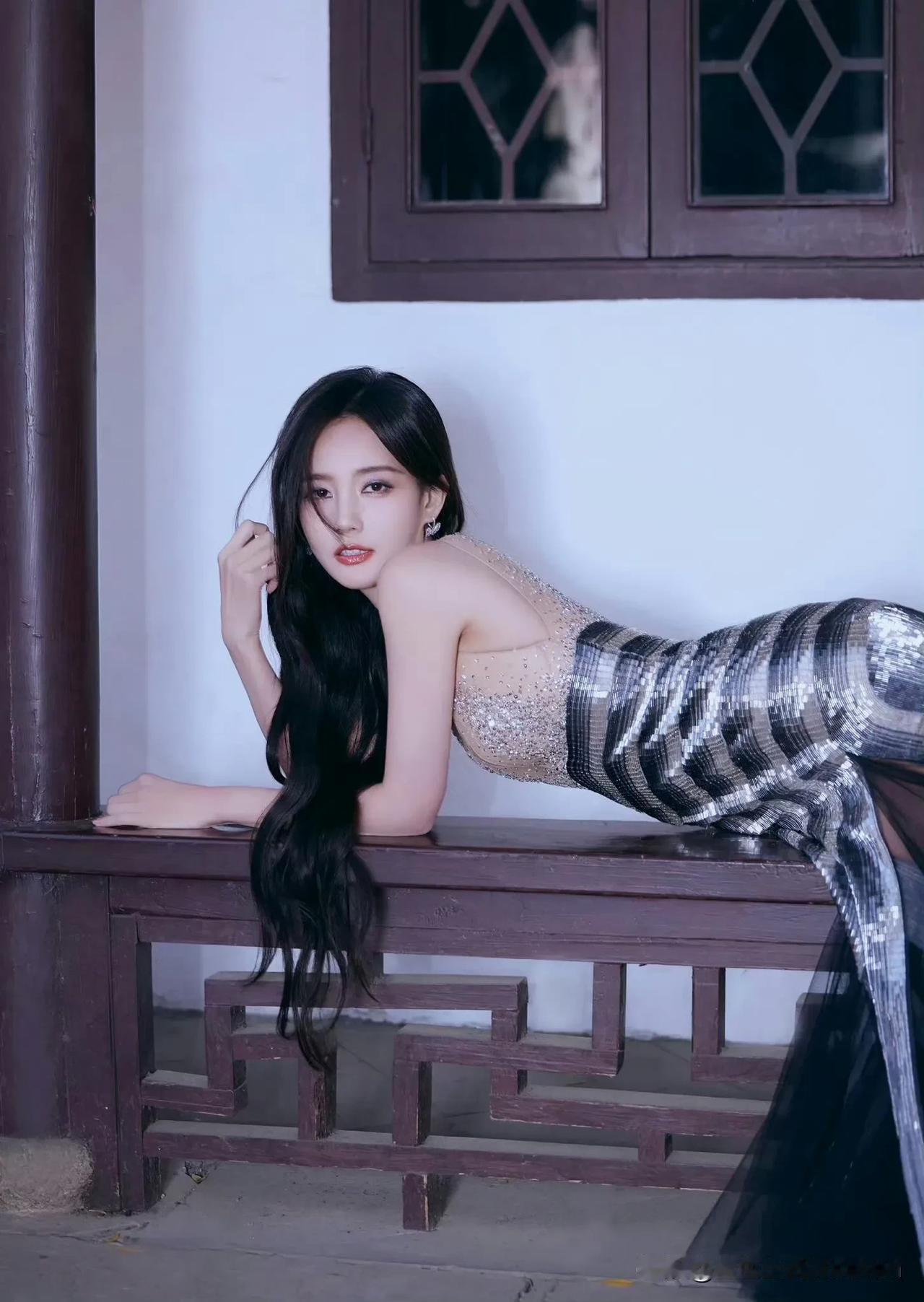 李一桐优雅黑发美人，华丽鱼尾裙，复古风情，古典与现代的完美结合