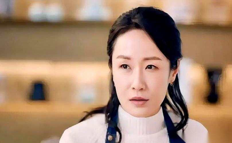 两对夫妻，同一天，挤在民政局同一个门口。
第一对。男的叫肖克明，签字，笔尖在纸上