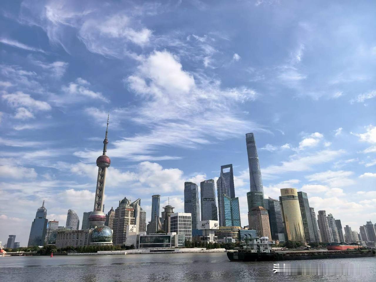 “抬头撞见陆家嘴的晴天🌤️
明珠塔尖戳进云堆，上海中心的玻璃墙晃得人眼亮，江面