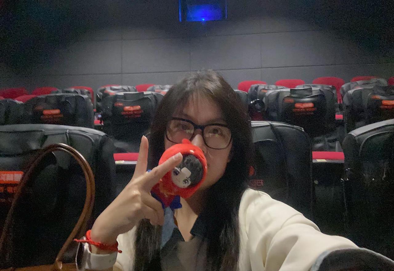 别再嘲笑年轻人追星了。
数据扒开一看，72.3%的人靠这个扛住了现实。
追星早已