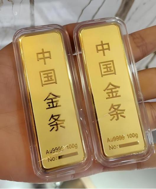 现在市场上最反直觉的一个现象是：战争阴云越来越浓，黄金和白银不涨反跌。
 
10