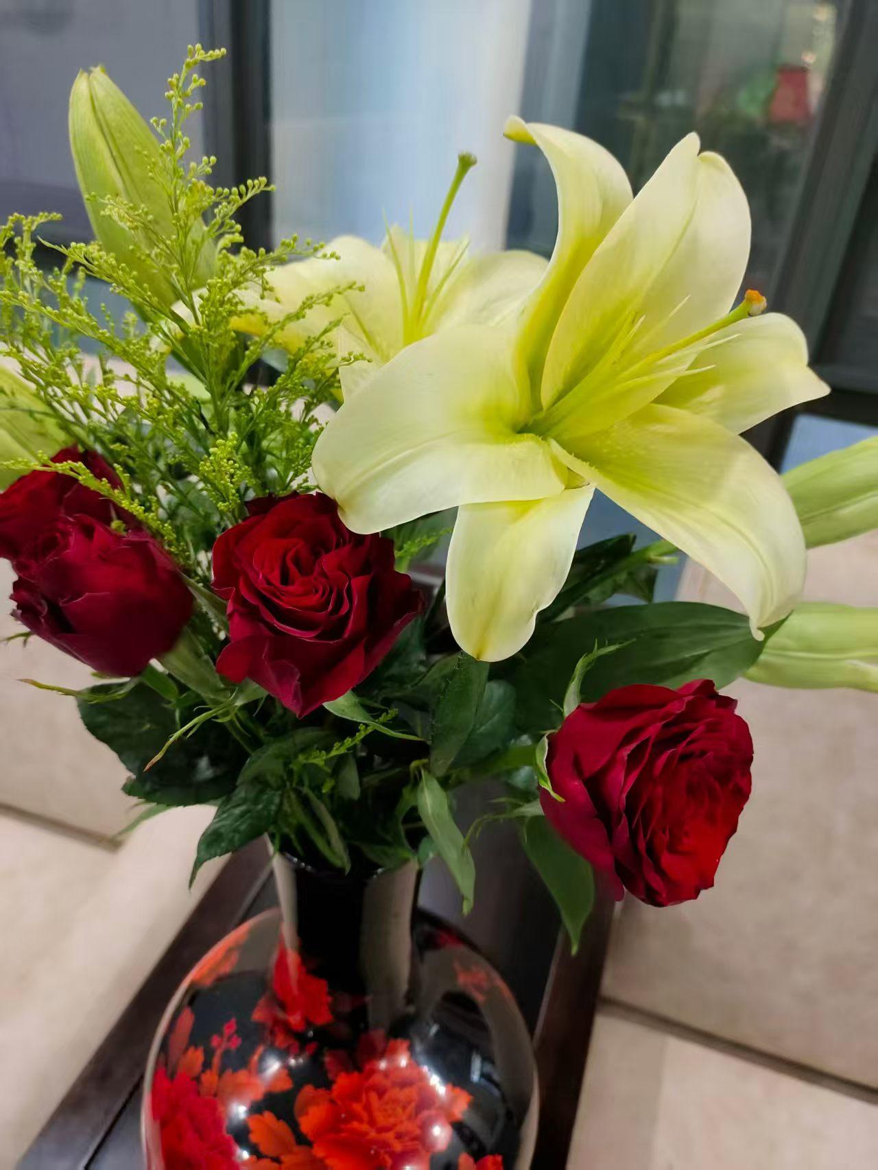 闲来在家摆弄几束鲜花，不同配色的百合轮番装点小屋，把平淡日常衬得鲜活又治愈。
 