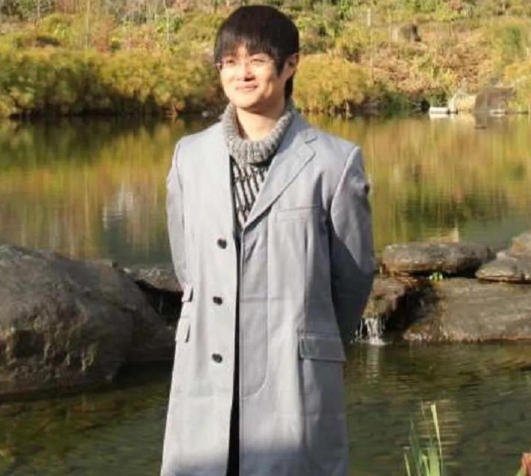 荒郊山道上，一只被烈火熏烤、焦黑变形的行李箱，撕开了英国华人圈一桩骇人听闻的焚尸