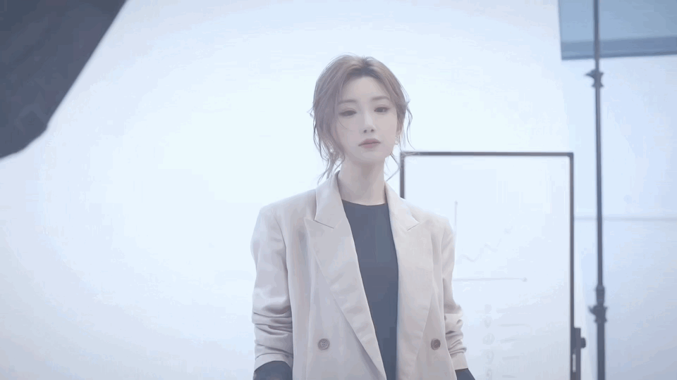 毛晓彤这组完全妈咪级别 毛晓彤浅色休闲西装搭黑色连衣裙，干练又有范儿，职场女强人