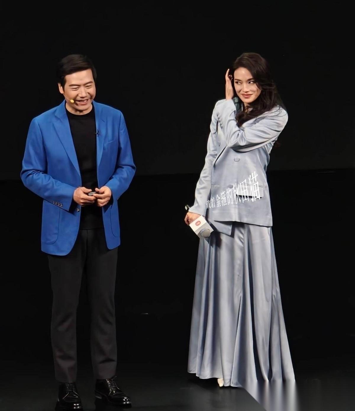 雷军吃舒淇的“甜头”已上瘾！舒淇金像奖获大奖，小米上热搜。雷布斯3次热搜仅花1次