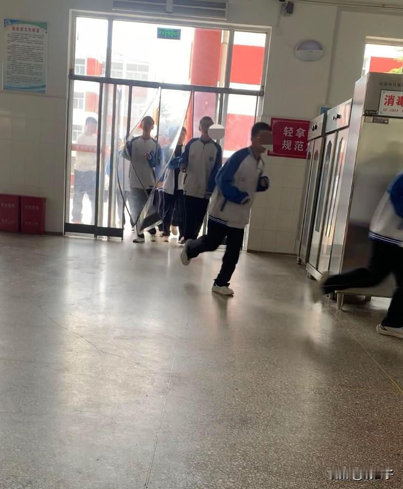 不去一趟学校，你根本不知道，高中的孩子吃饭是靠跑的。开放日参与了孩子的半日活动，