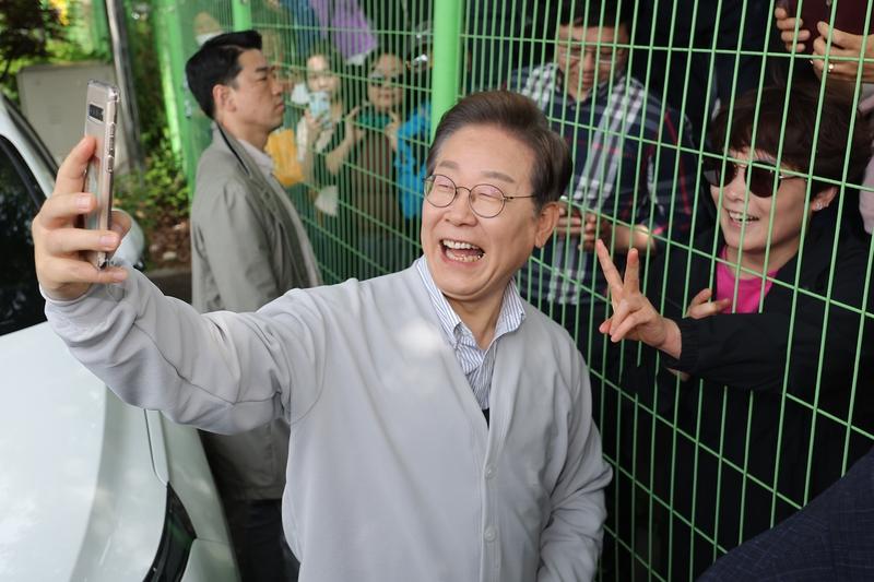李在明贴身保镖火了 李在明贴身保镖真的火出圈了！10月20日，李在明视察京畿道日