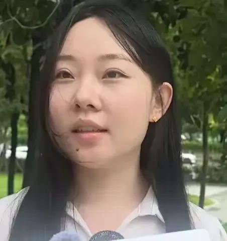 8月11日，深圳龙岗一19岁外卖小哥摔车受伤，怕花钱不敢就医，一路过的00后女生