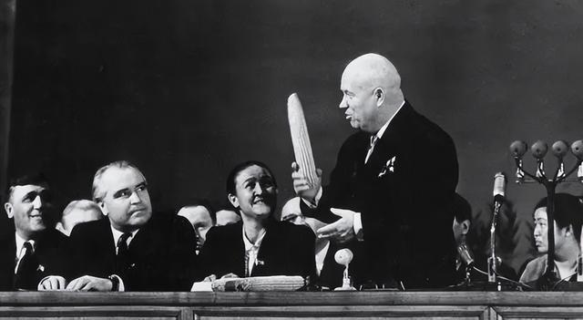 当年的苏联有多猛？苏联解体前，有超过45000件核武器，15万辆坦克和装甲车，5