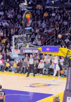 41岁的老头子了，詹姆斯还能有这种球詹姆斯场上画战术