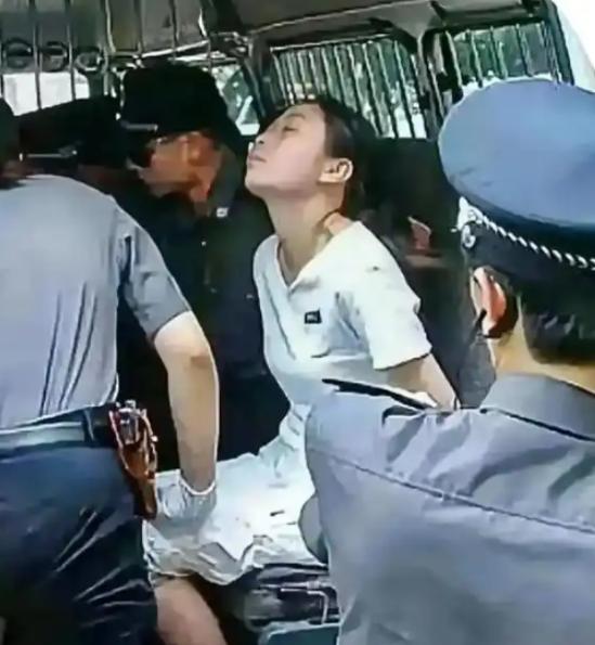 2004年福州看守所，方晓红在接受注射执行死刑前，侧身倚着车窗，仰头闭眼，留下了