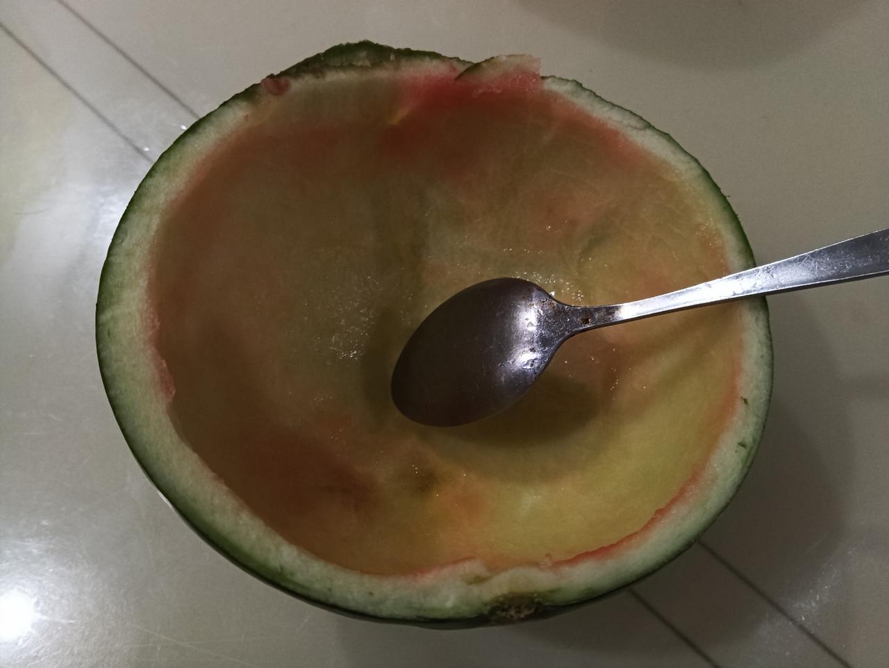 好吃的西瓜、吃完了是这个样子
上两周赶场，散场时见一个农民大哥守着五六个他自己种