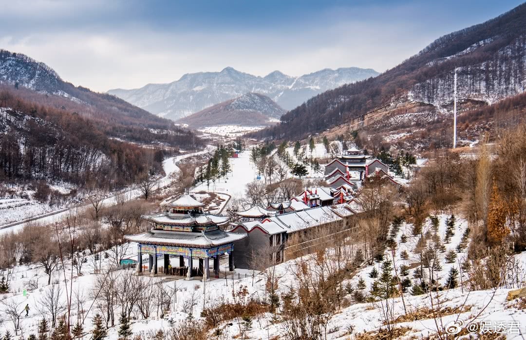 铁刹山的冬日是雪景与福气的双重盛宴，和家人漫步山间赏雪祈福，求一份黑妈妈的庇佑，