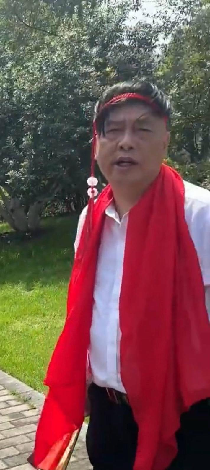 女孩公园走路，被排练节目的大爷无端指责，女孩回击被大爷国骂傻 逼。公园是公共场所