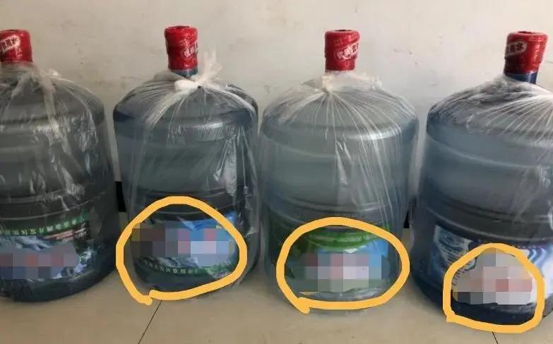 别再喝桶装水了！1升藏24万塑料微粒，烧开水才是全家保命水
 
你每天喝的桶装水