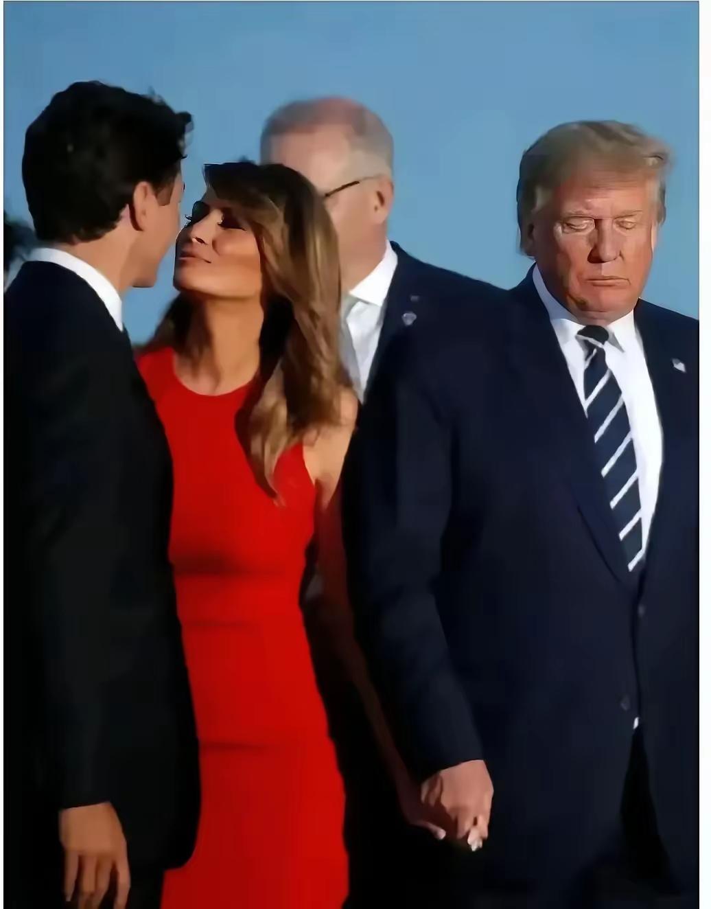 【只会慕强就是没有人脑】
昨天说《相信黄仁勋还是相信常识》，我就看到有人（当然也