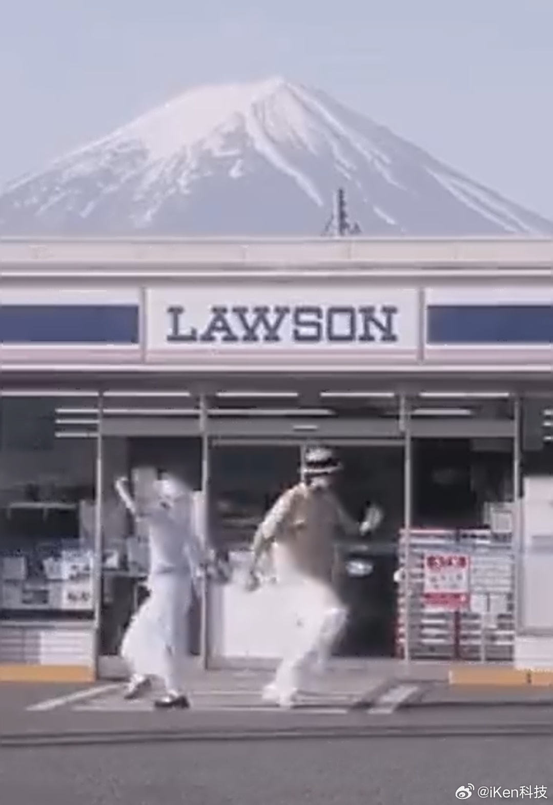 中国情侣在富士山便利店前跳舞被批老板：没事可以跳路人：没有路人网友：不行，这不让