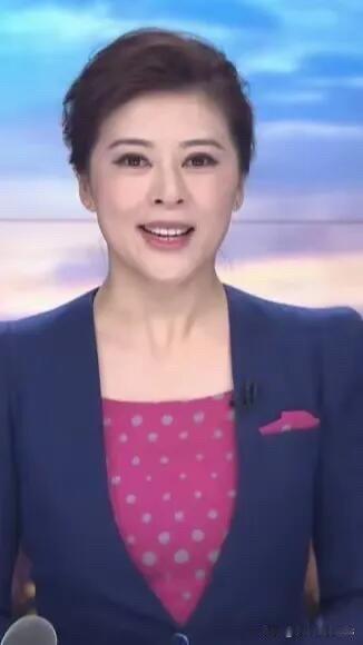 北京卫视主持人西鸥和央视主持人李红都是那种大气长相的美女，相比之下，你觉得谁更加