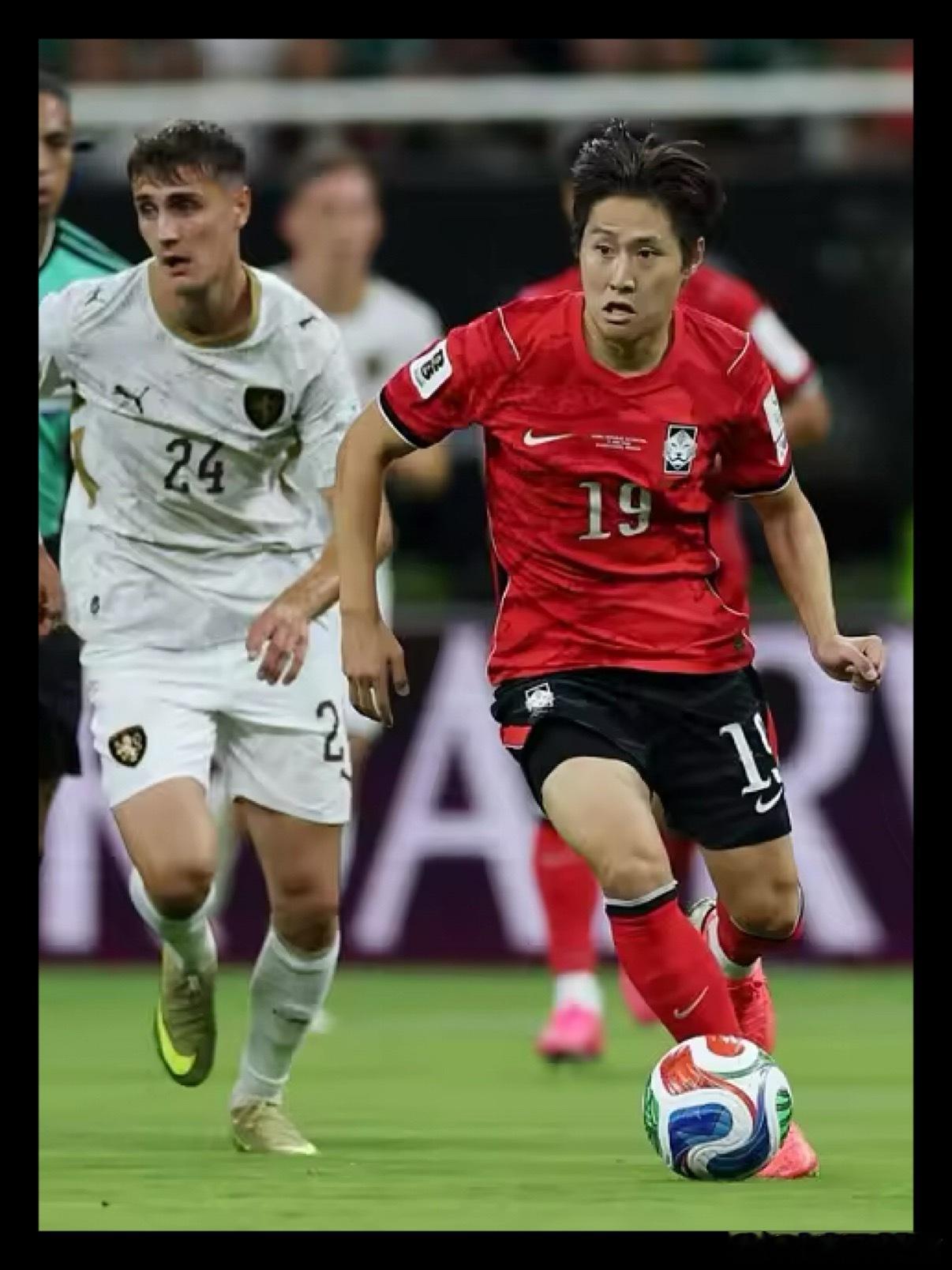韩国vs捷克半场战罢，双方比分暂为韩国0-0捷克。带着边框一起拍