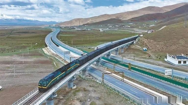 【青藏铁路通车20年货运破1亿吨  】青藏铁路通车20周年   2006年7月1