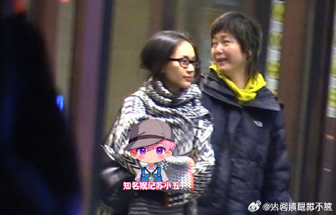 王子文素颜状态 王子文保养得真好啊！看到她和朋友和朋友聚餐，这素颜感觉跟大学生一