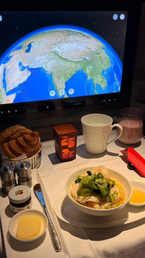 吃完难吃的飞机餐，终于可以回国了… 