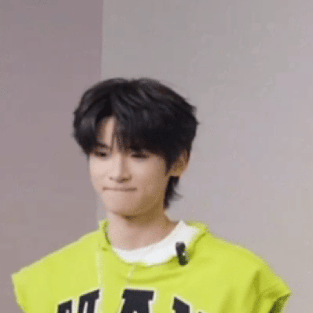 还敢在那里萌萌地笑要是谁没忍住咬你一口你又要哭！ 