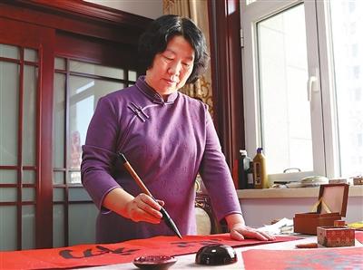 从流水线女工到书协会员！农民书法家刘智莉，半生挥毫点亮乡土墨香
 
刘智莉，女，