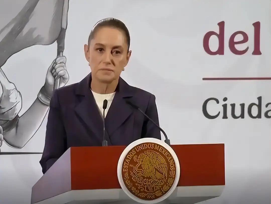 应该按流氓罪沦处
不然他会到处吹牛：辛鲍母我都可以抱着吻，牛不牛
必须按流氓罪/