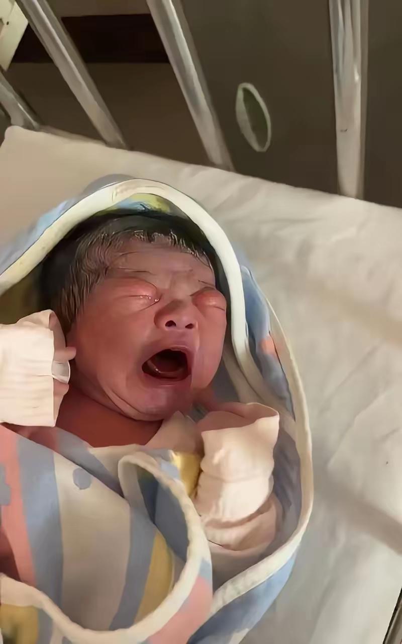 看哭了！医院一名孕妇生了个男孩，婴儿没呼吸，拍来拍去不哭，主产医师都要放弃了，实