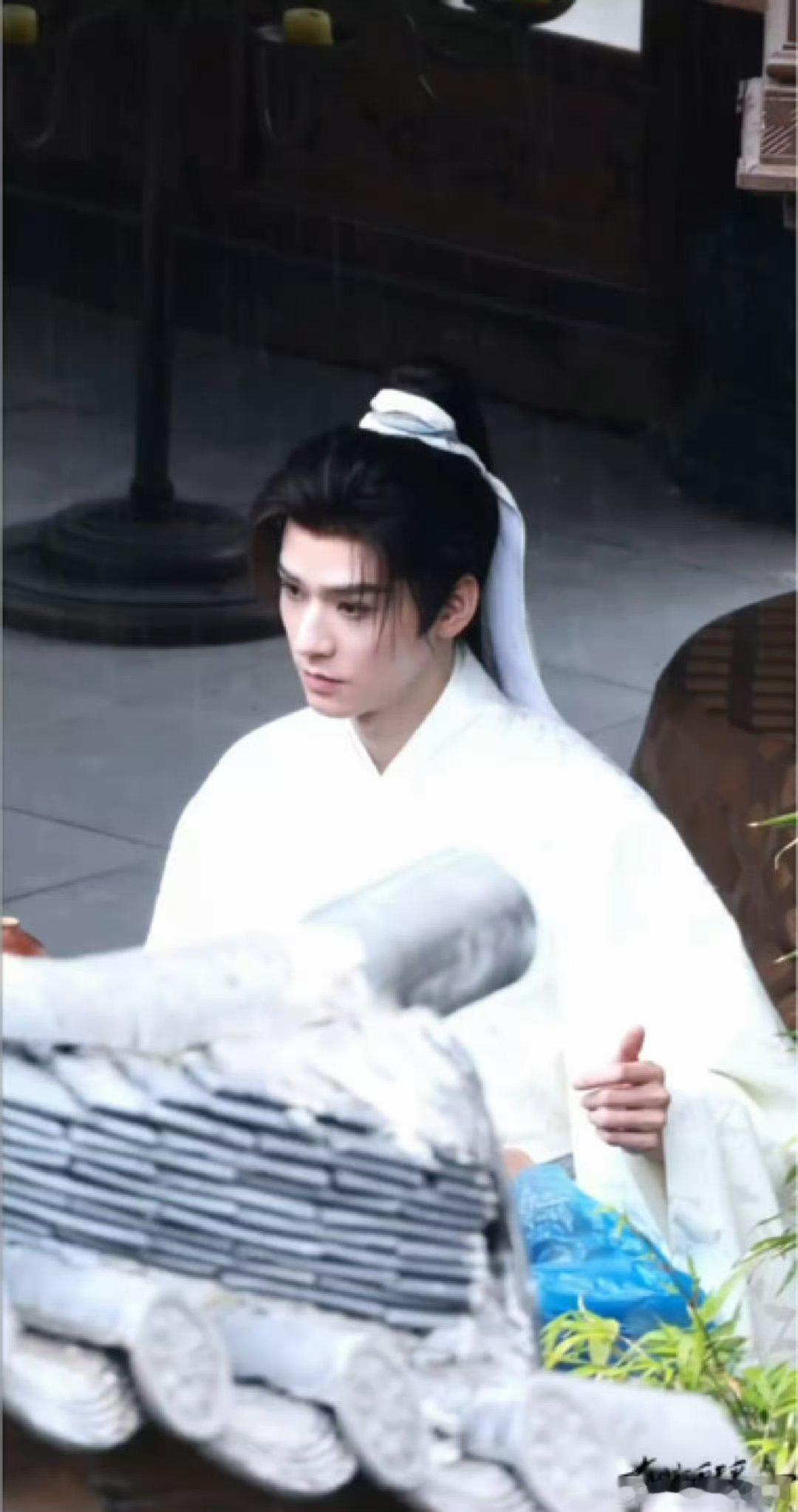 龚俊白衣小凤 龚俊一袭白衣，饰演清冷出尘温润如玉的小凤公子  期待《凤舞九天》 