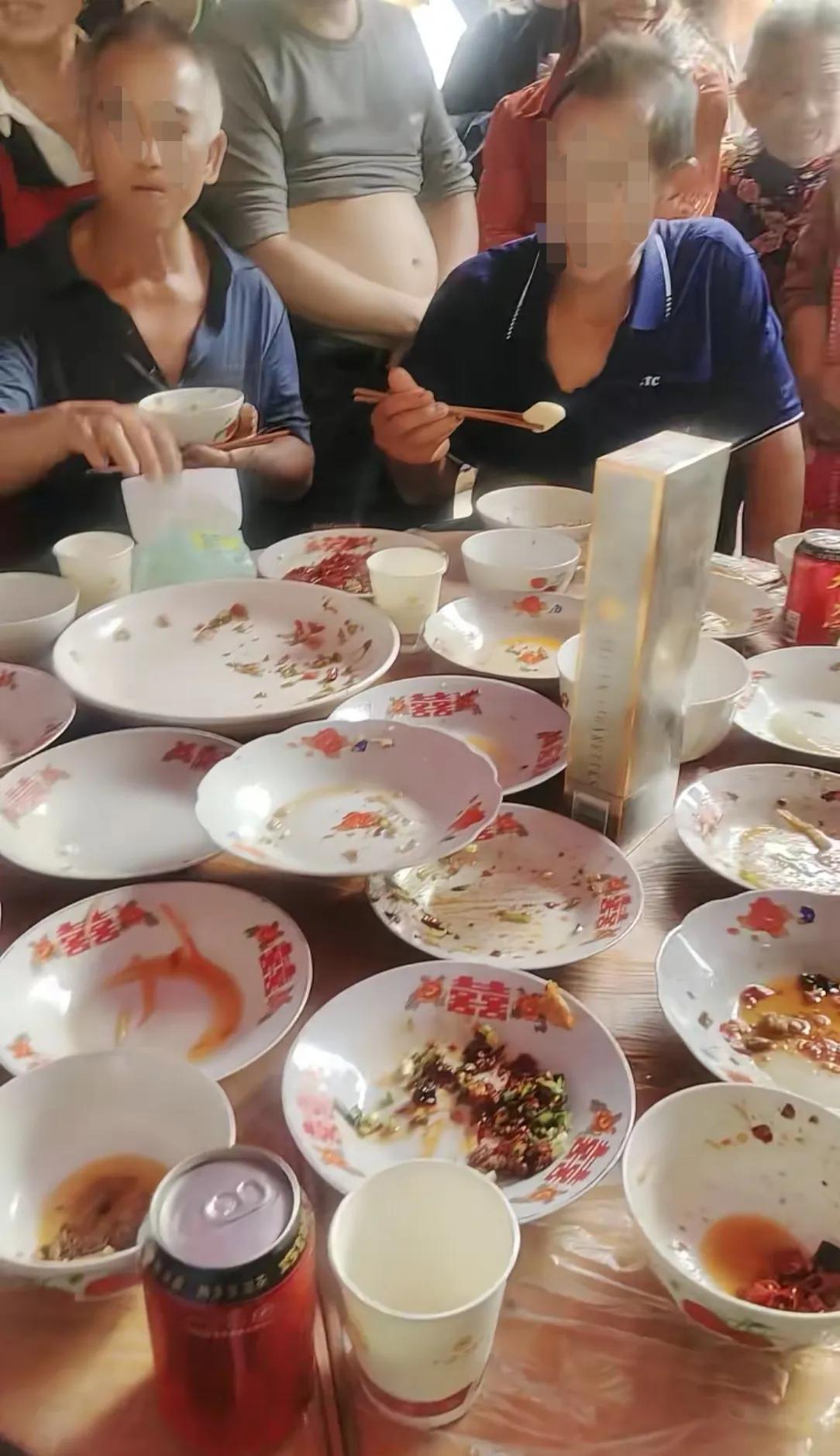 好多年没遇到过这种情况了，这是菜太好吃了吗？一桌子光碗光碟！
农村的坝坝席，没有