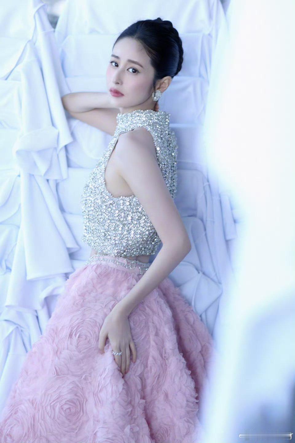 颖儿状态好能打由内而外地散发着美好与自信，这就是最好的状态。希望颖儿一直这么闪闪