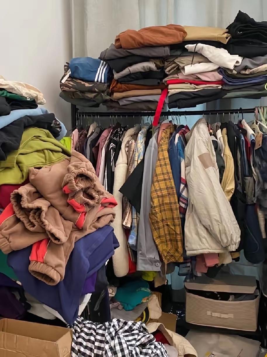 奉劝大家一定要少买衣服
我大姐今年已经56岁了，她一年四季都要买衣服，现在家里的